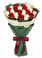 Букет Микс из красных и белых роз в Шатурторф