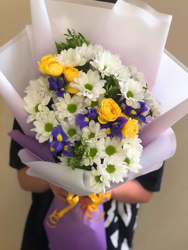 Букет цветов из: Ирисы, Хризантемы и Розы в Шатурторф