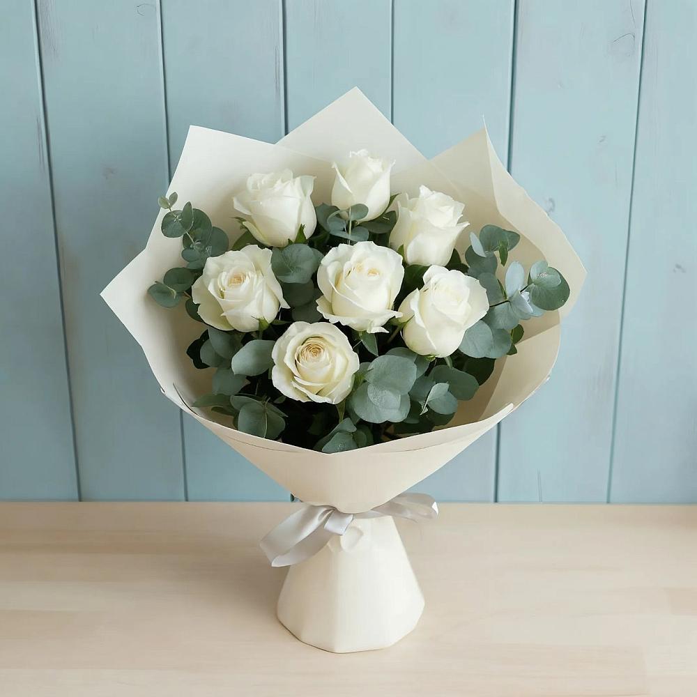 Букет Белые розы в Эвкалипте в Шатурторф
