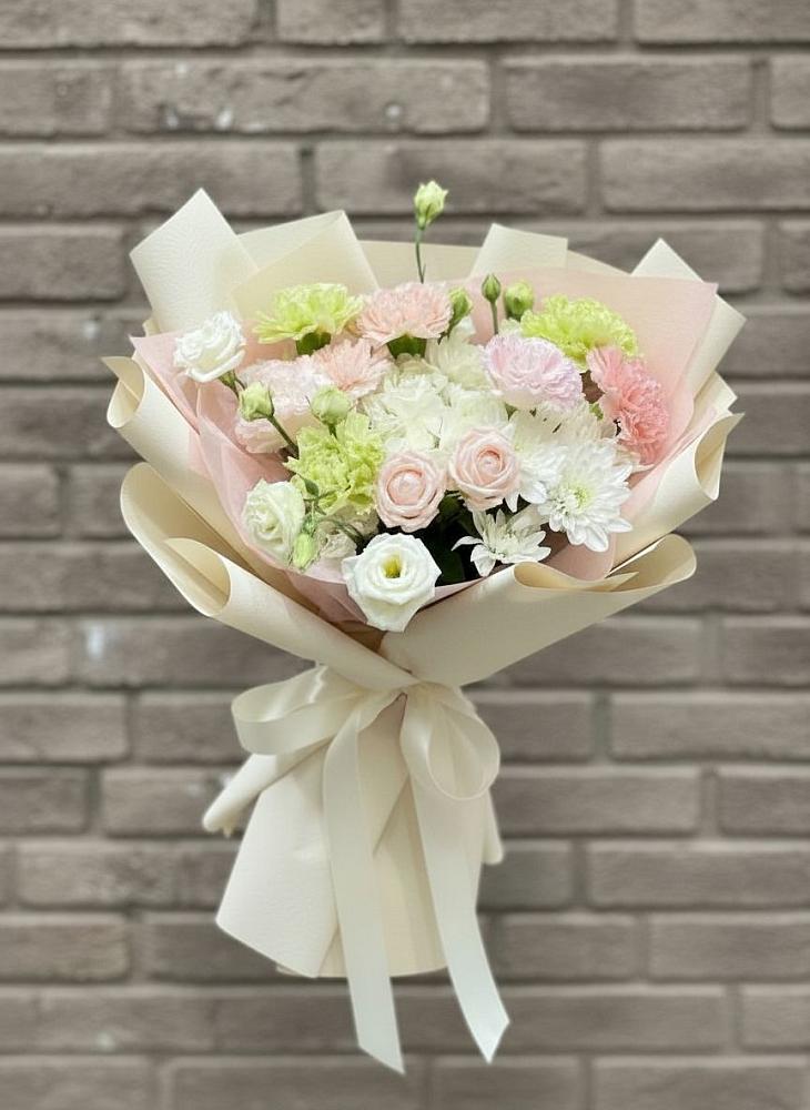 Букет цветов из: Гвоздики, Розы, Лизиантусы и Хризантемы в Шатурторф