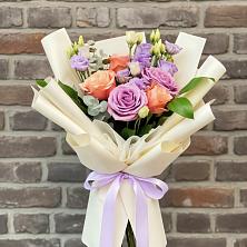 Букет цветов из:  Лизиантусы и Розы в Шатурторф