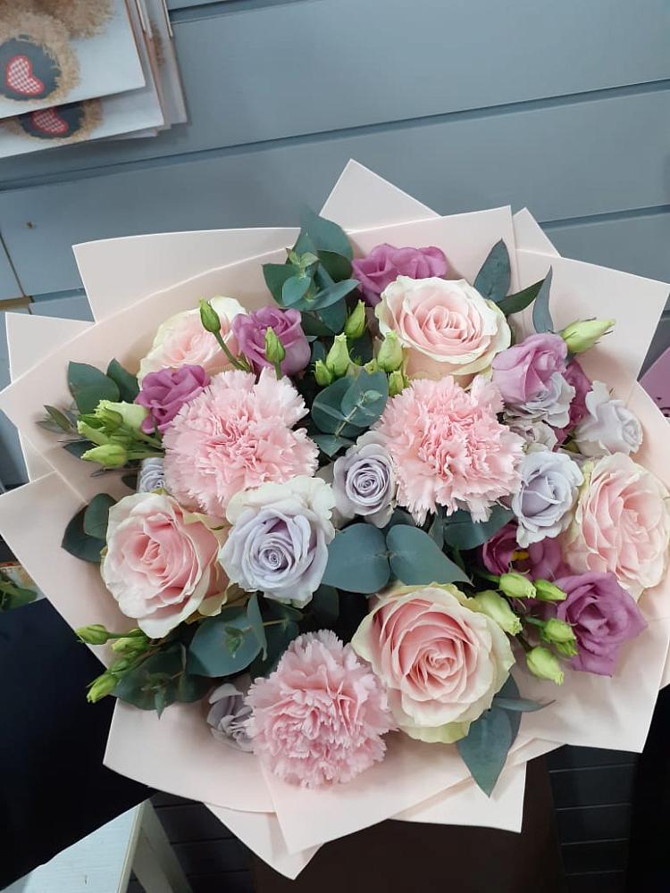 Букет цветов из: Розы, Гвоздики и Лизиантусы в Шатурторф